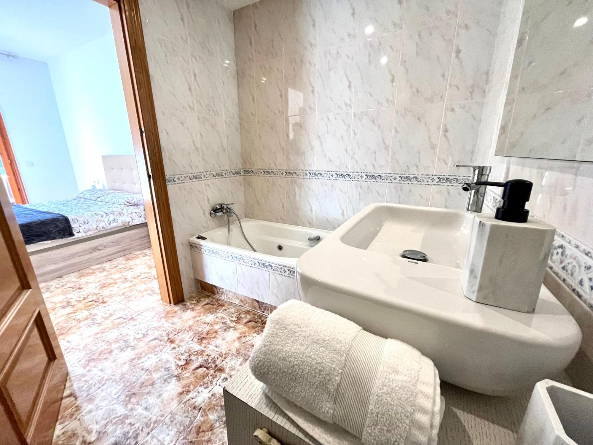 Amplio Apartamento, 5 Camas 산트에스티비시즐로뷔레스 외부 사진